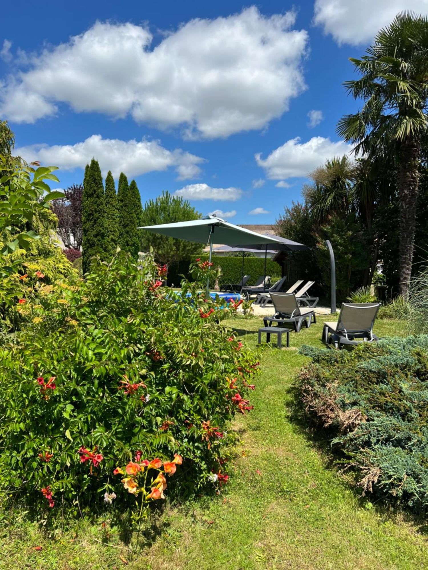 Logis Hotel-Restaurant Les Voyageurs La Coquille Bagian luar foto